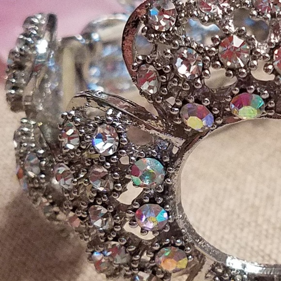 NWT Flower Motif Stretch Rhinestone Bracelet - Picture 3 of 6